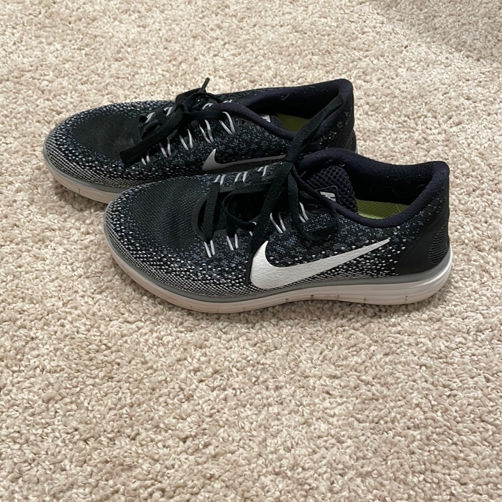 Nike black and white sneakers. Excellent condition. Size 6.